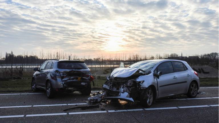 De auto's zijn zwaar beschadigd. (Foto: Danny van Schijndel)