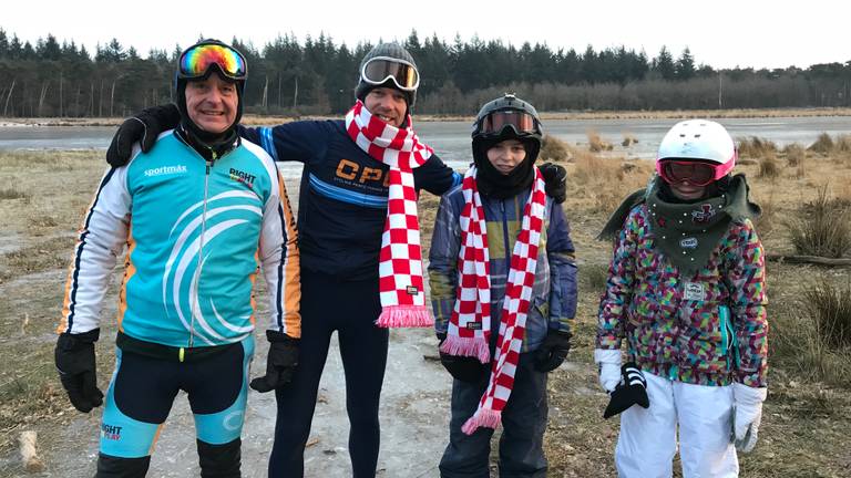 Erwin, zijn kinderen en een collega waren al om 7.00 uur aan het schaatsen (foto: Maarten van den Hoven)