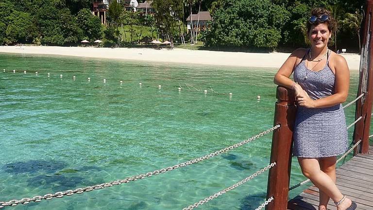 Lisa van den Ven uit Sint-Oedenrode geniet van de zon in Borneo