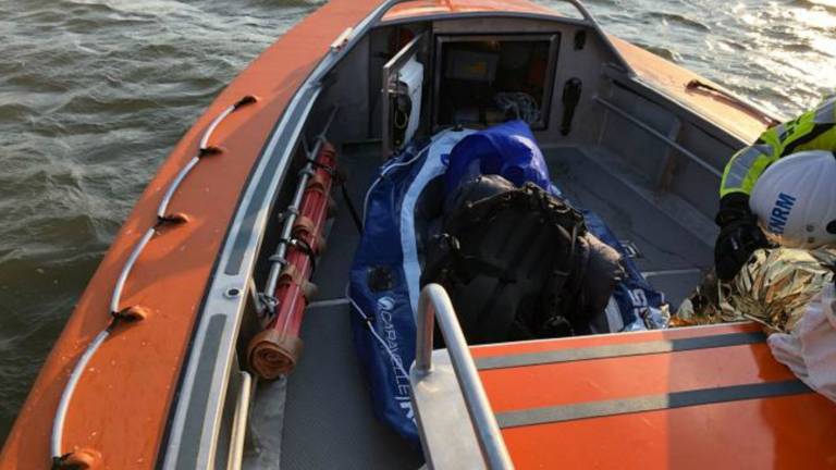 Het lekke rubberbootje in de reddingsboot. (Foto: KNRM)