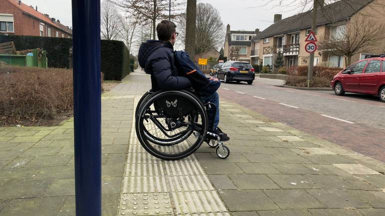 De buschauffeur reed door en Stijn bleef achter. (Foto: Rogier van Son)