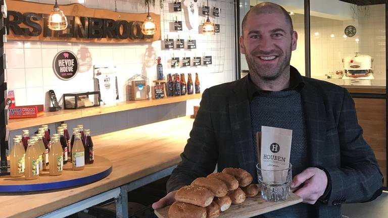 Bakker Bart Houben met zijn bokworstenbroodjes.