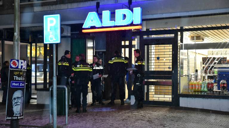 De gewapende overvallers drongen de Aldi binnen. (Foto: Toby de Kort/De Kort Media)