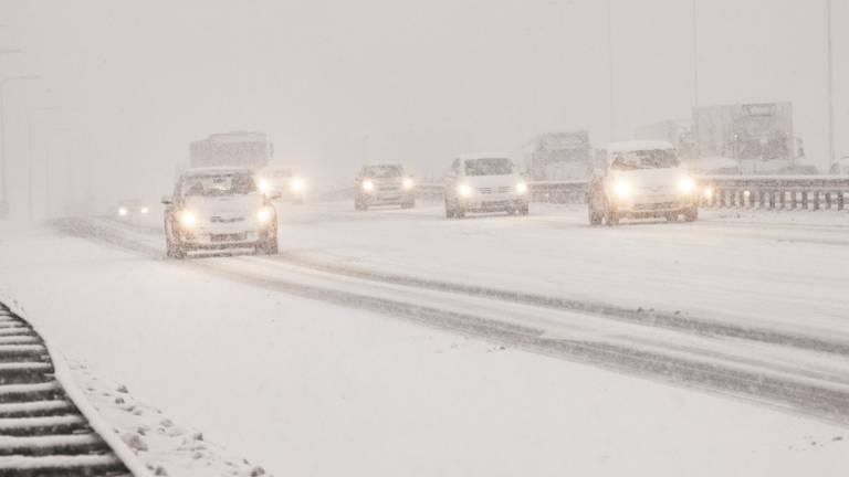 De sneeuw zorgde precies een jaar geleden voor grote verkeersproblemen. (Foto: ANP)