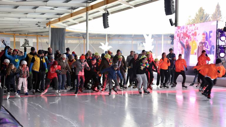 Deelnemers van start voor het goede doel bij 'de IJsdaging' (foto's Lobke Kapteijns).