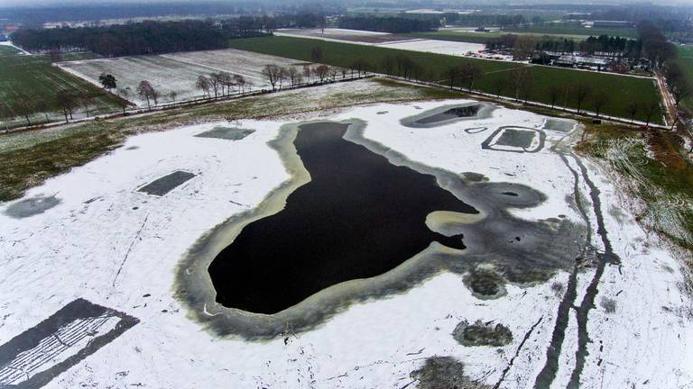 Het ijs op het Nestven in Hilvarenbeek begint te smelten (foto: Toby de Kort/De Kort Media)