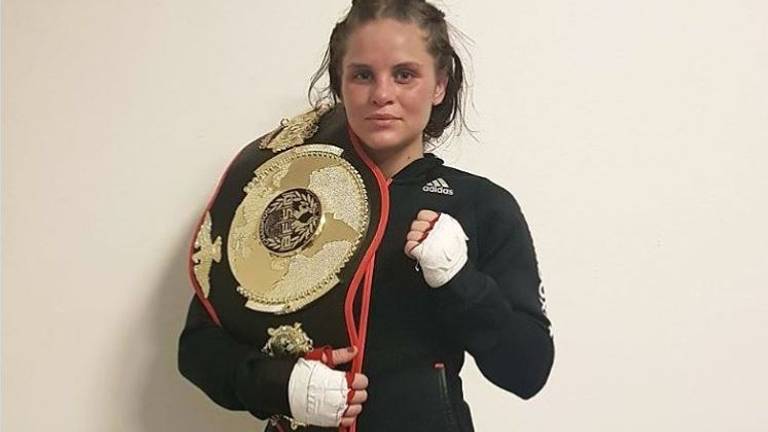 Kickbokser Alicia Holzken showt de 'versierselen' die horen bij de wereldtitel. (Foto: Instagram -  aliciaholzken_ned)