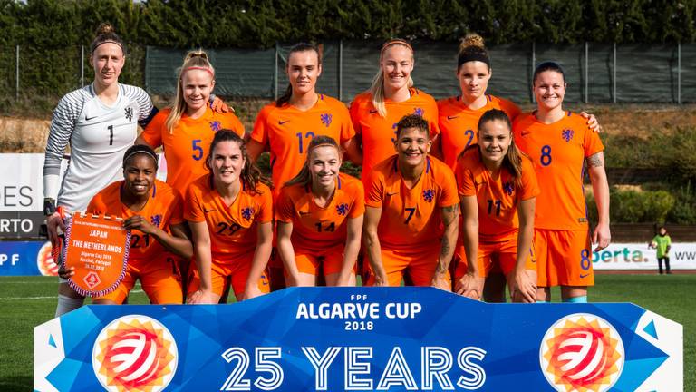 De Oranjeleeuwinnen tijdens de Algarve Cup, met Kika van Es als tweede van links op de bovenste rij. (Foto: VI Images)