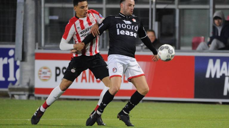 De jarige Armando Obispo (links) in duel met Anco Jansen van FC Emmen. (Foto: VI Images)