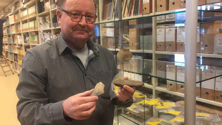 Gerard van Kaathoven van de Heemkundekring Schijndel toont enkele vondsten