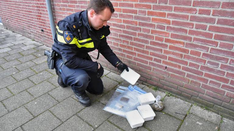 De politie vond enkele kilo's drugs. (foto: Toby de Kort)