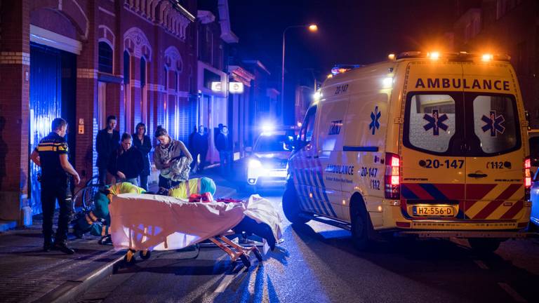 Op de Goirkestraat in Tilburg is dinsdagavond een jonge vrouw geschept door een auto. (Foto: Jack Brekelmans)