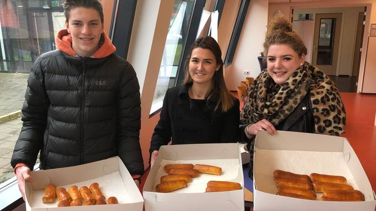 Studenten Helicon Den Bosch leveren hun worstenbroodjes in