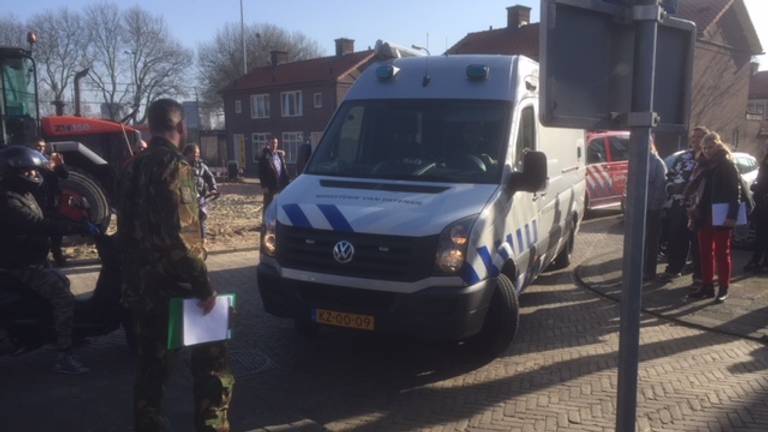 De EOD komt aan in de straat (foto: Willem-Jan Joachems)