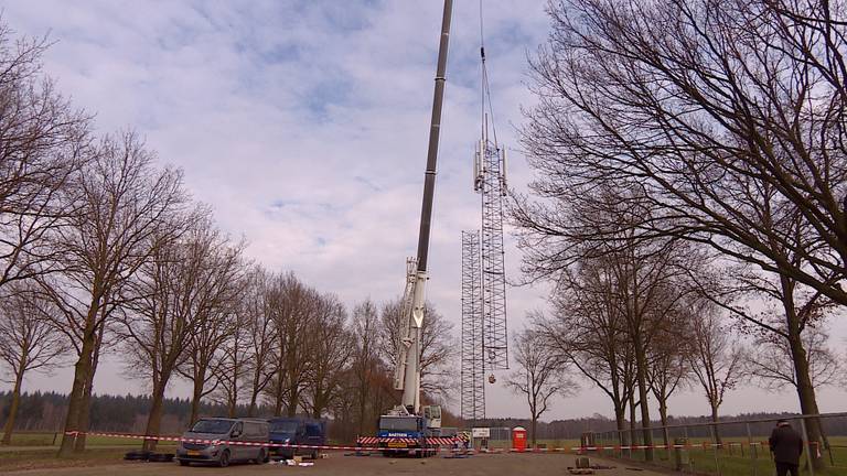 De plaatsing van de mast. (Foto: Imke de Laar)
