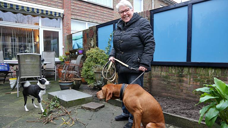 Annette met haar twee honden (foto: Karin Kamp)