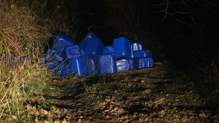 Tientallen vaten met vermoedelijk drugsafval werden gevonden in Bergeijk. (Foto: Jozef Bijnen)