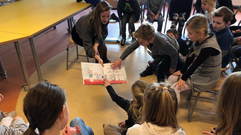 Kinderen van basisschool De Regenboog in Bergeijk krijgen het boek te zien.