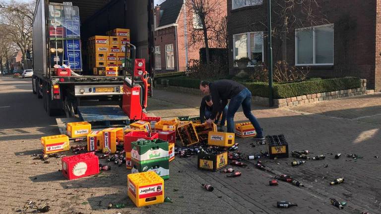 De ravage nadat een pallet met bierkratten was omgevallen (foto: Bart Meesters/Meesters Multi Media).