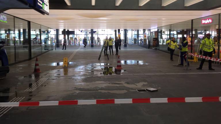 De natte plek in het NS-station in Eindhoven (foto: Mariska van Leuken).