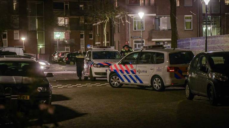 Politie bij de steekpartij op de Amalia van Anhaltstraat (foto: SQ Vision Mediaprodukties).
