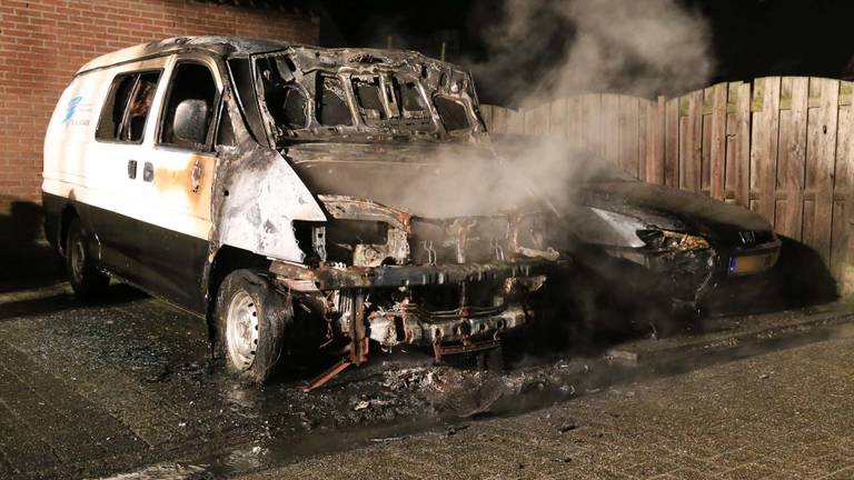 Het busje en de personenauto zijn volledig verwoest (foto: Harrie Grijseels / SQ Vision Mediaprodukties)