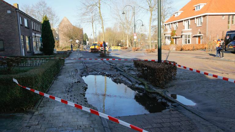De gesprongen waterleiding in Oosterhout. (Foto: Marcel van Dorst/SQ Vision)