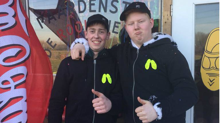 Twee vrienden van vriendengroep De rooie hengst (Bart staat rechts)