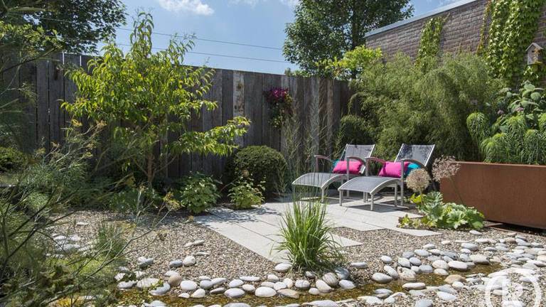 Deze tuin in Sleeuwijk is verkozen tot tuin van het jaar 2018. (Foto: De Rooy Hoveniers/Facebook)