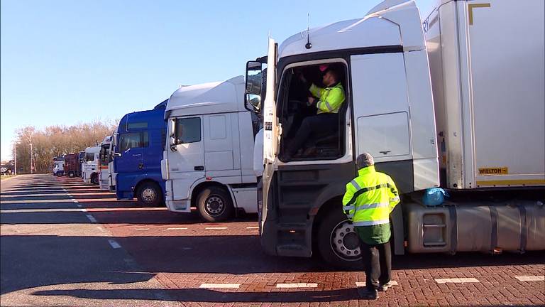 Er worden boetes uitgedeeld aan bivakkerende chauffeurs. (Foto: Erik Peeters)