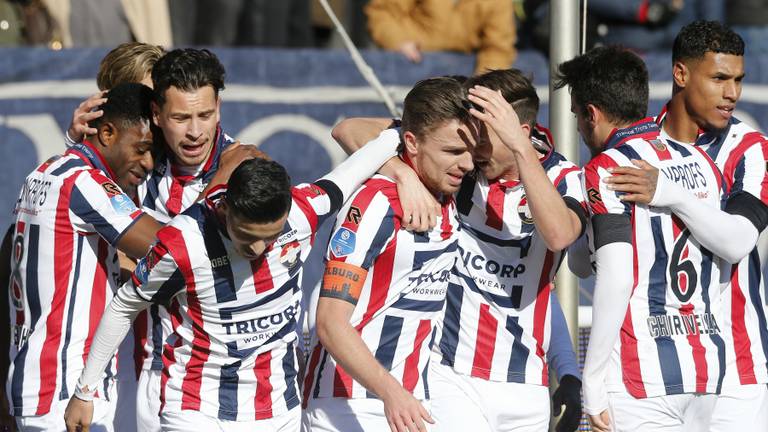 Ben Rienstra werd afgelopen weekend gefeliciteerd na zijn doelpunt tegen Roda JC (foto: VI Images).