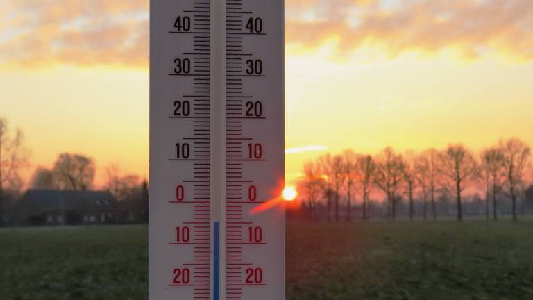 -5 graden bij zonsopkomst om 7.45 uur in Oirschot maandagochtend. (Foto: Peter van der Schoot)