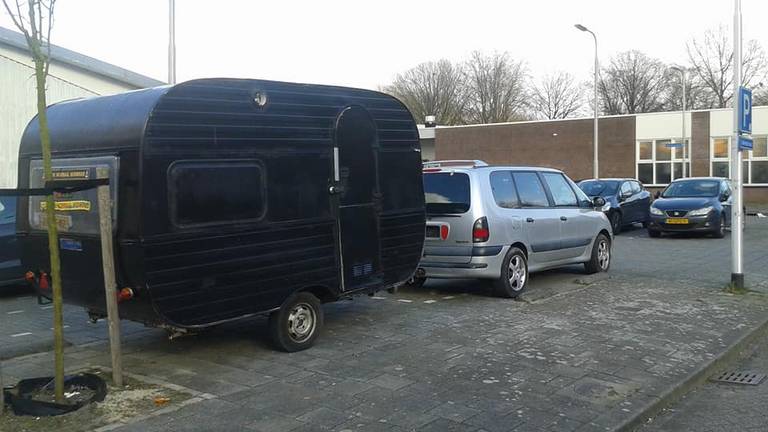 De caravan en auto waar daklozen in mogen slapen (foto: Joshua Campbell).