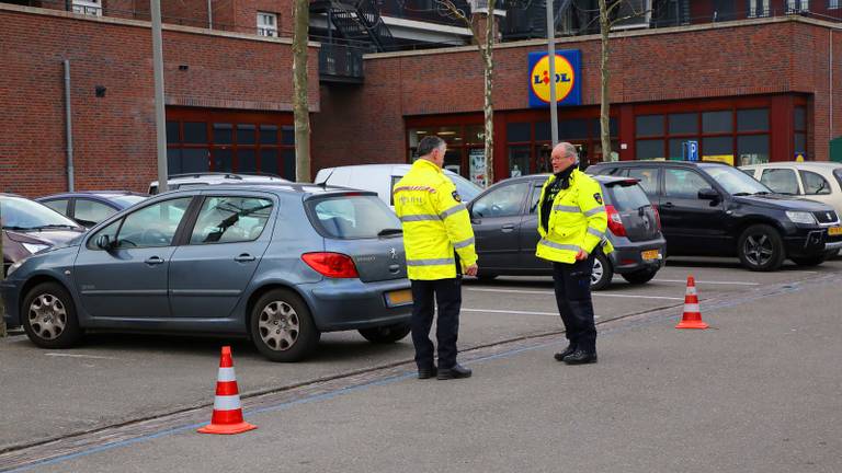 Agenten op de plek waar Hannah werd ontvoerd. (Foto: Berry van Gaal/SQ Vision)