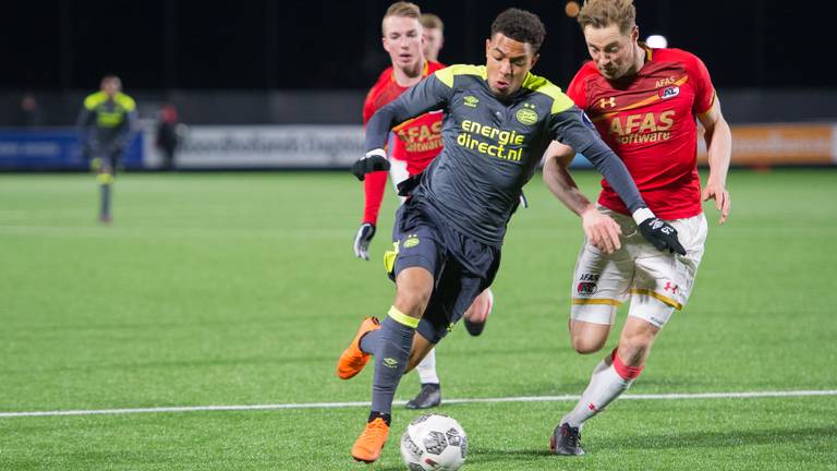 Donyell Malen van Jong PSV in duel met Rens van Eijden (foto: OrangePictures)