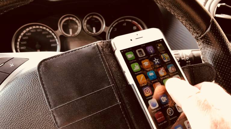 Appen in de auto. Archieffoto