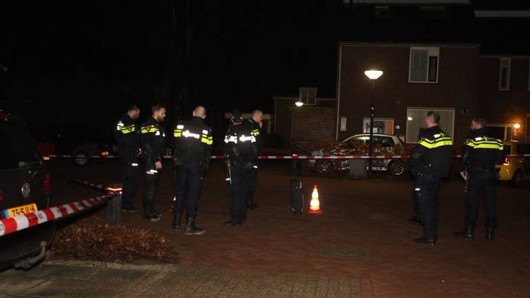 De schietpartij vond plaats voor de woning van de man in Rosmalen. (Foto: Bart Meesters)