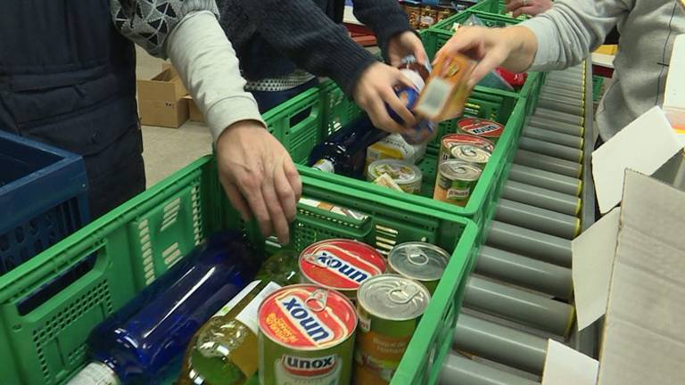 Kratten voor cliënten van de voedselbank.