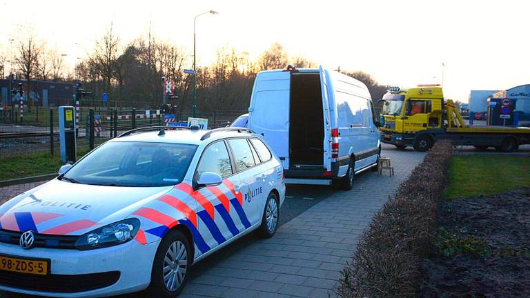 Attente buurtbewoners belden de politie over de bestelbus. Foto: Jeroen Stuve.