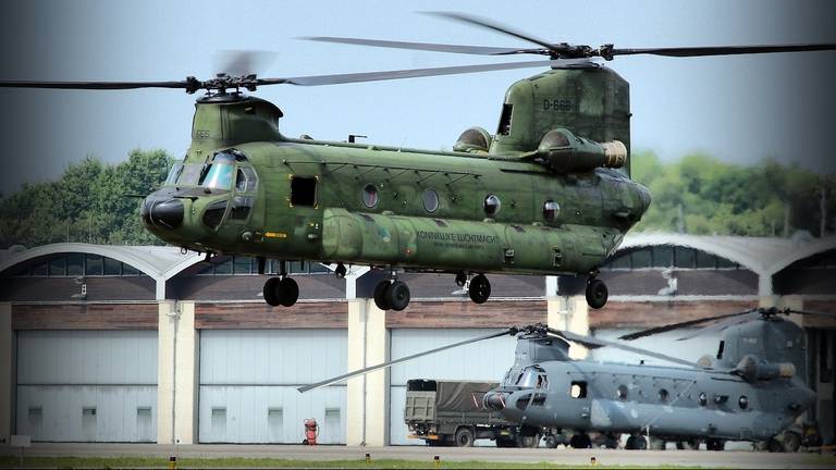 Chinook-helikopters op vliegbasis Gilze-Rijen (foto: John Kuijsters)