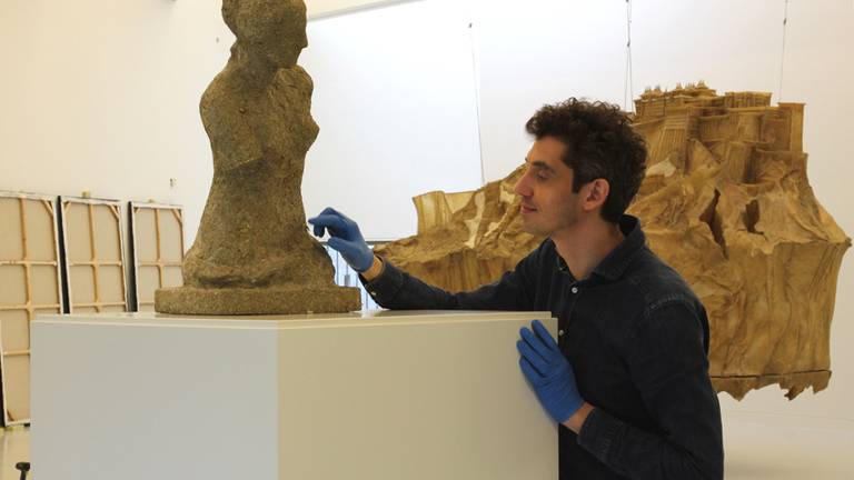 Conservator Hans November met de Venus van Milo (Foto Adrie Broekman)