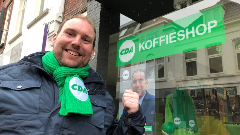 Robert Breedveld bij zijn koffieshop in Roosendaal