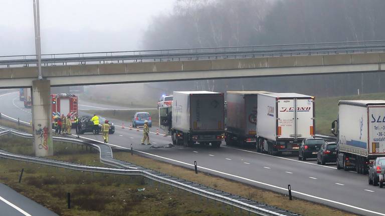 Bij het ongeluk in Hapert zijn een auto en een truck betrokken. (Foto: Berry van Gaal)