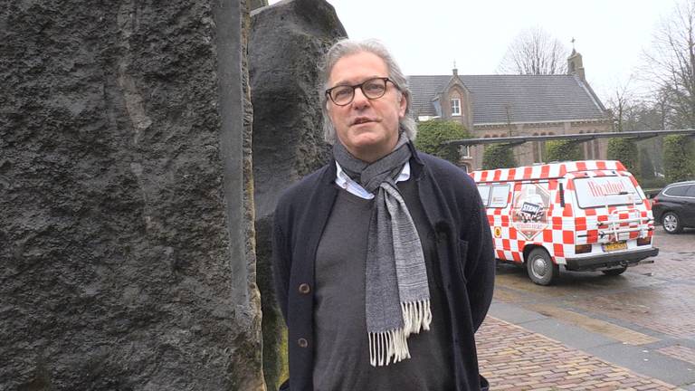 Een inwoner van Haaren voor het Brabants Stembuske (Foto: Rob van Kaathoven).