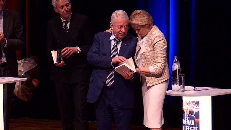 Wim van der Leegte geeft eerste exemplaar aan zijn vrouw Margriet