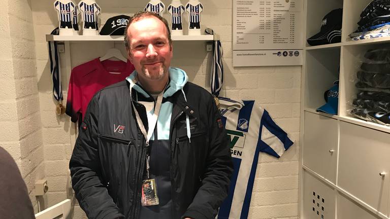 Stefan doet vanalles bij FC Eindhoven waaronder het beheer van de fanshop