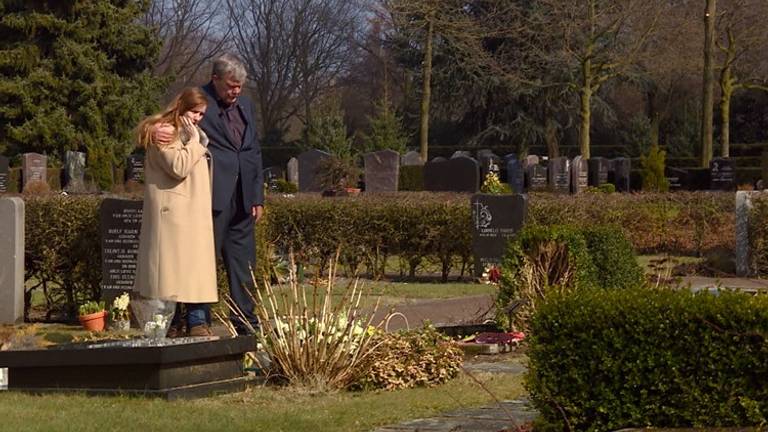 Caroline en Randy bij het graf van Ximena.