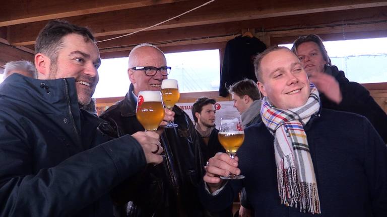 Klaas Dijkhoff proost met Bredanaars