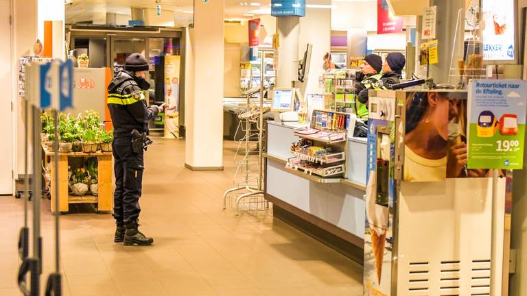 De Albert Heijn aan de Leenderweg in Eindhoven is zaterdag rond 20.00 uur overvallen. Foto: Sem van Rijssel, SQ Vision Mediaprodukties.