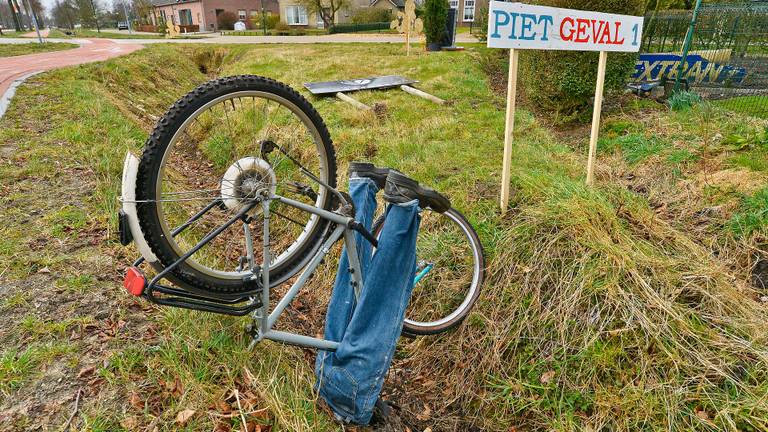 Mannen met fiets en al in de sloot beland, maar het is niet wat het lijkt -  Omroep Brabant